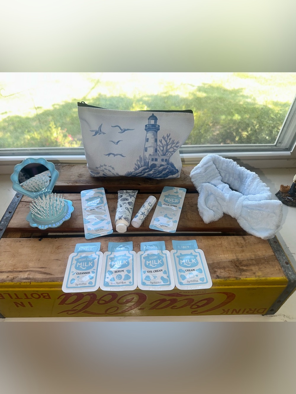 Cosmetic bag (1) with a seashell brush, headband, hand lotion, lip balm, skincar - Picture 6 of 14